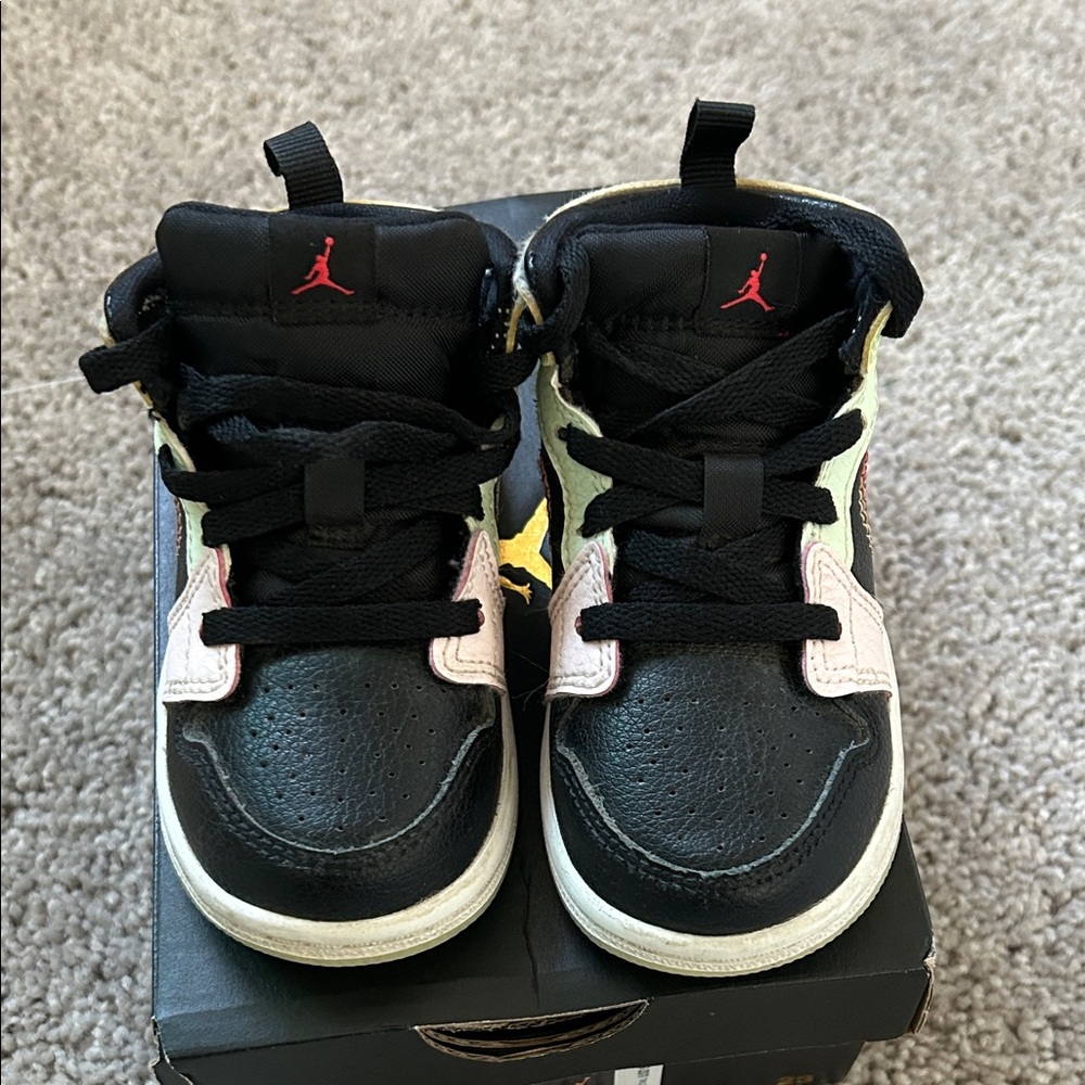Jordan Kids 
Black and multicolor Sneakers